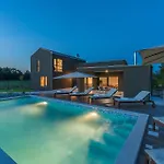 Complex Teca Villa Petehi