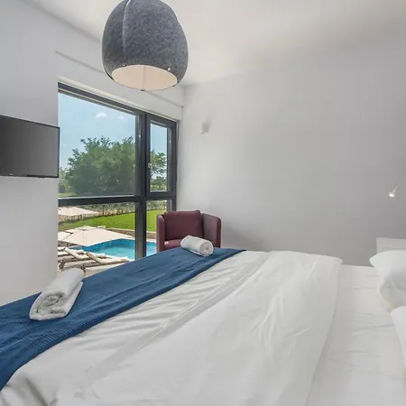 Complex Teca Villa Petehi