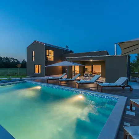Complex Teca Villa Petehi