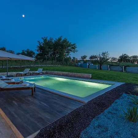 Complex Teca Villa Petehi