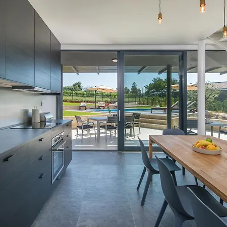 Vila Complex Teca Petehi