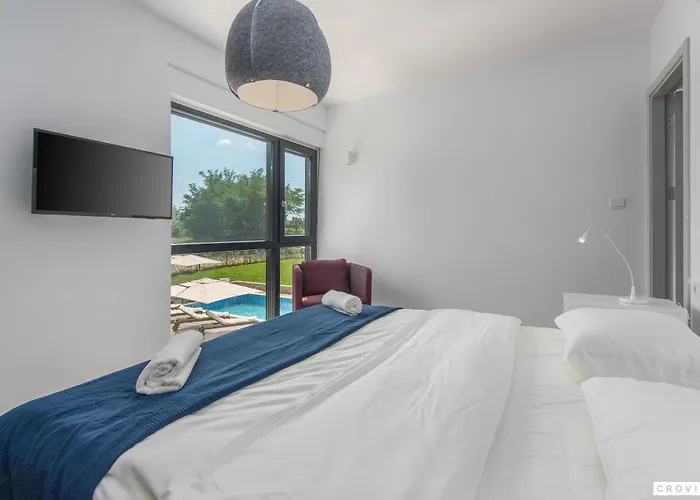 Complex Teca Villa Petehi