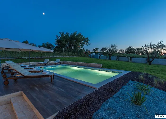 Complex Teca Villa Petehi